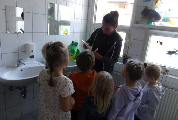 Kroko zu Besuch in der Kita Kroko zu Besuch in der Kita
