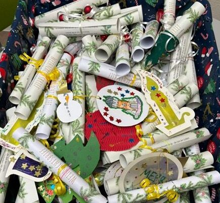 Weihnachtsfreude für Senioren: Kinder der Sportkita Falkennest schenken Herzenswärme Weihnachtsfreude für Senioren: Kinder der Sportkita Falkennest schenken Herzenswärme